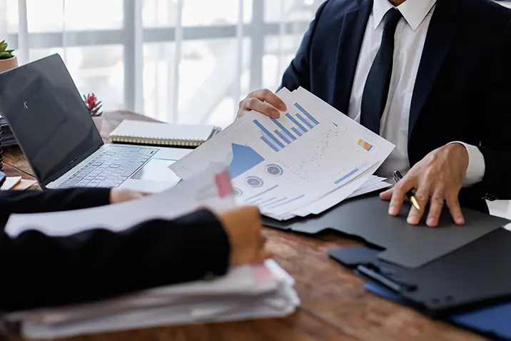 IT-Arbeitssituation mit Bildschirm und grafischen Auswertungen