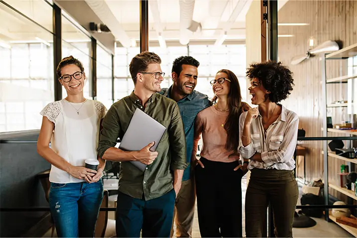 Mehrere Personen stehen gemeinsam in einem modernen Büro
