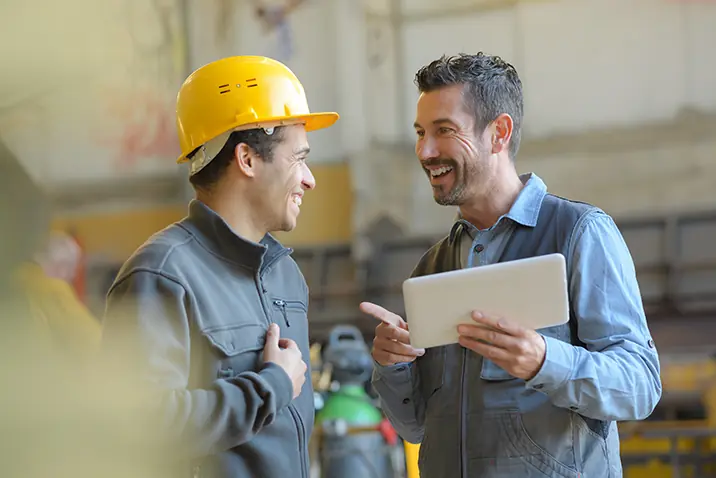 Zwei Personen besprechen Arbeiten auf einer Baustelle