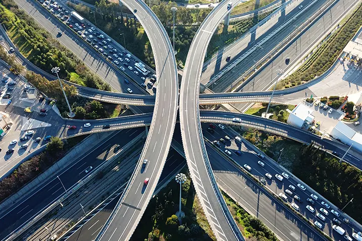 Luftaufnahme eines Autobahnkreuzes aus der Vogelperspektive