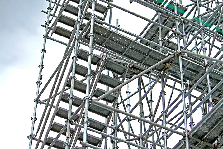 Mehrstöckiges Baugerüst aus Metall vor einem Gebäude