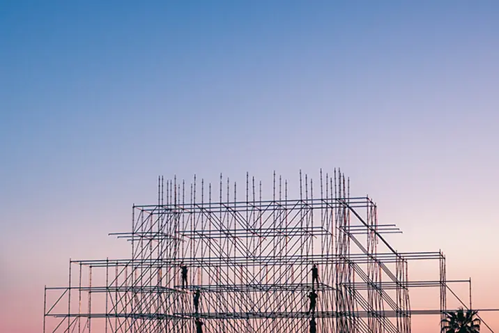 Gerüstkonstruktion vor einem Gebäude während der Bauphase