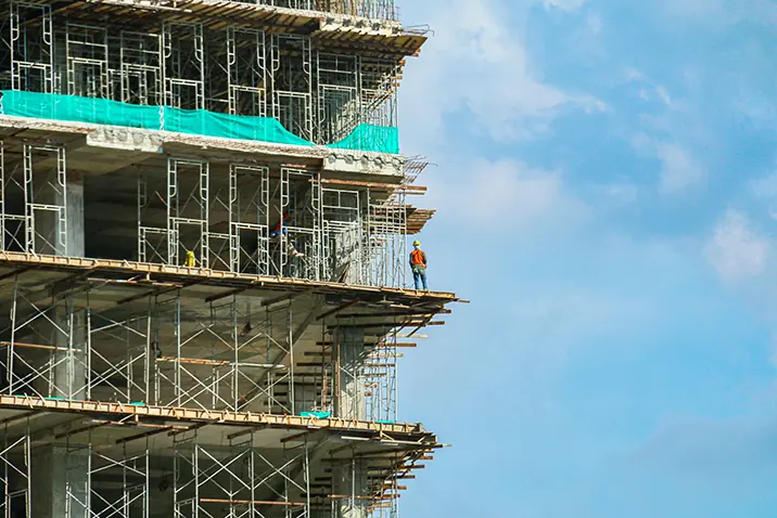 Hochhaus mit vollständig aufgebautem Fassadengerüst
