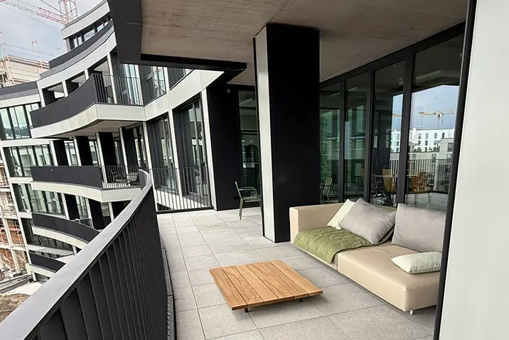 Moderner Balkon mit Sitzmöbeln an einem Büro- oder Wohngebäude