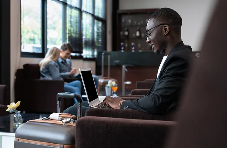 Person arbeitet konzentriert an einem Computerarbeitsplatz