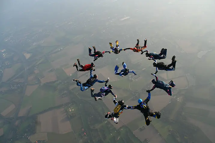 Gruppe von Fallschirmspringenden bildet eine Formation in der Luft