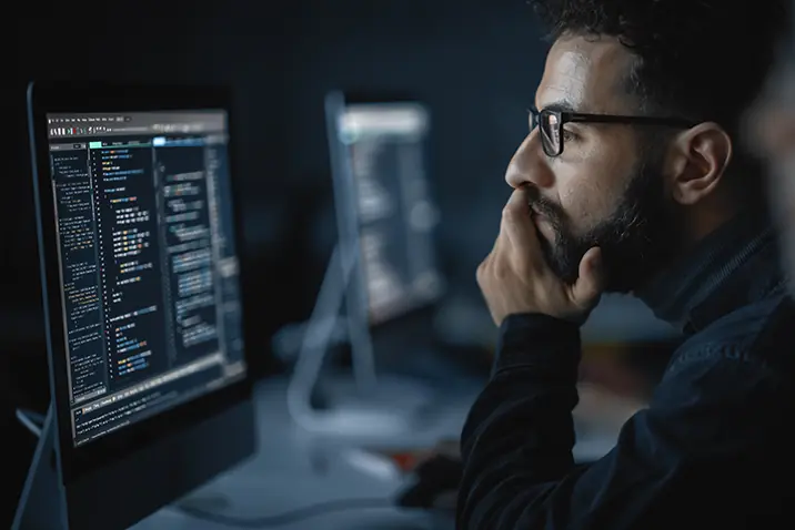 Team arbeitet gemeinsam an Computern in einem Büro