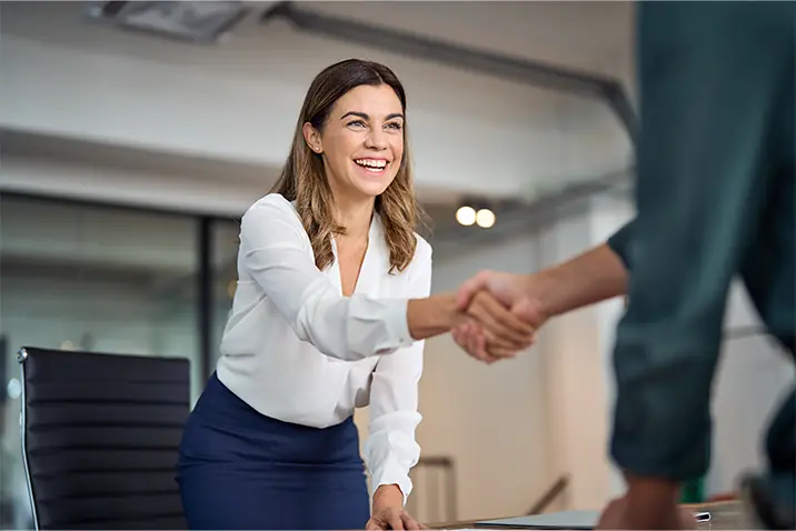 Person arbeitet motiviert in einem modernen Büro
