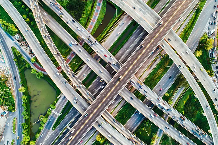 Luftaufnahme eines großflächigen Verkehrsknotenpunkts aus der Vogelperspektive