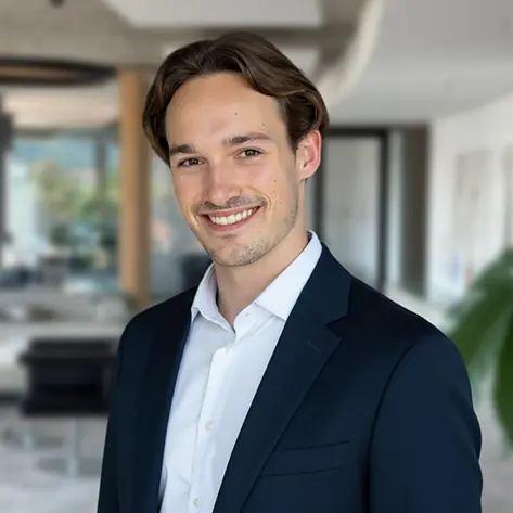 Porträt eines Teammitglieds im modernen Büro