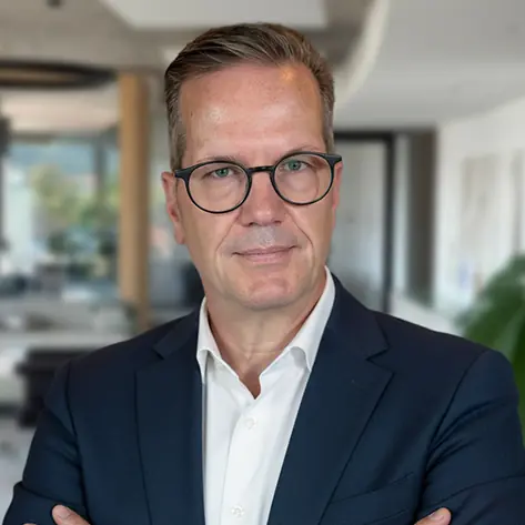 Porträt eines Teammitglieds im Büro