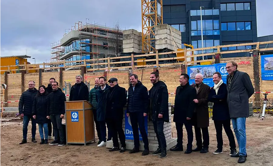 Baustelle mit Baugrube, Kränen und Bauarbeiten im Fortschritt