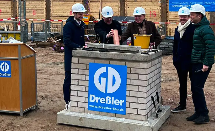 Grundstein mit eingelegter Zeitkapsel auf einer Baustelle