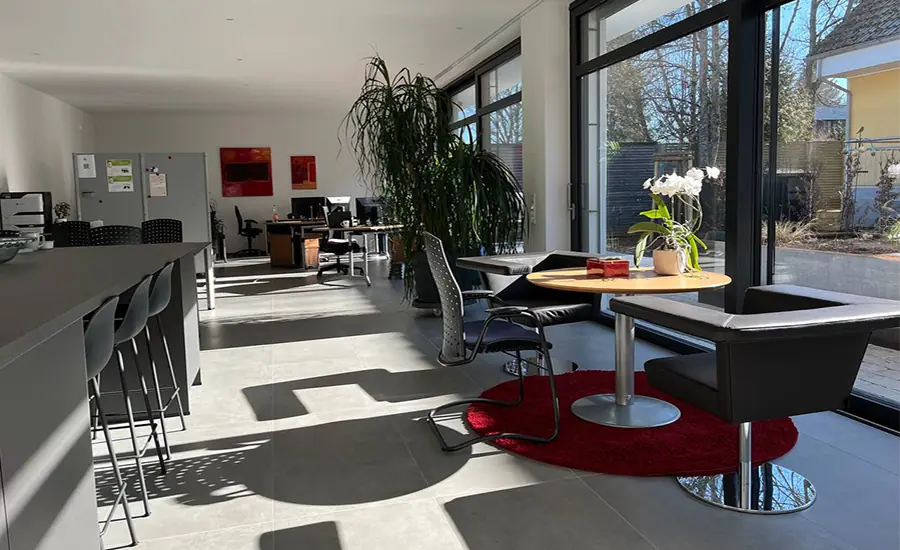 Offener Arbeits- und Aufenthaltsbereich mit großen Fenstern