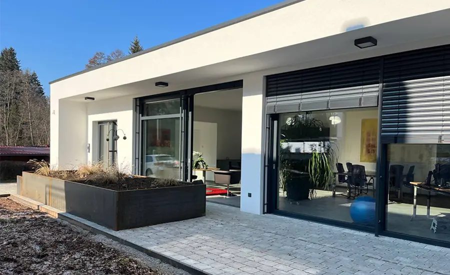 Moderne Bürogebäudeansicht mit Glasfront und Außenbereich