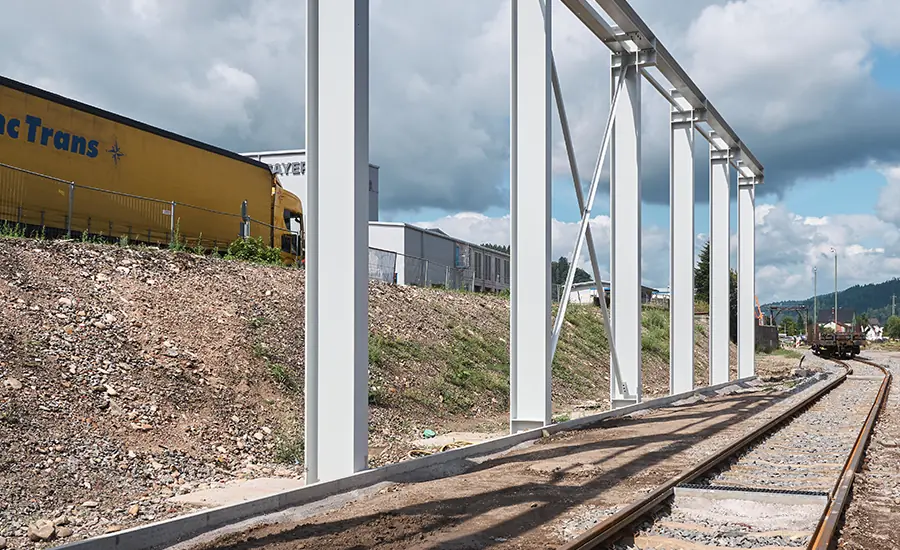 Gleisanlage mit montierter Stahlkonstruktion im Bauzustand