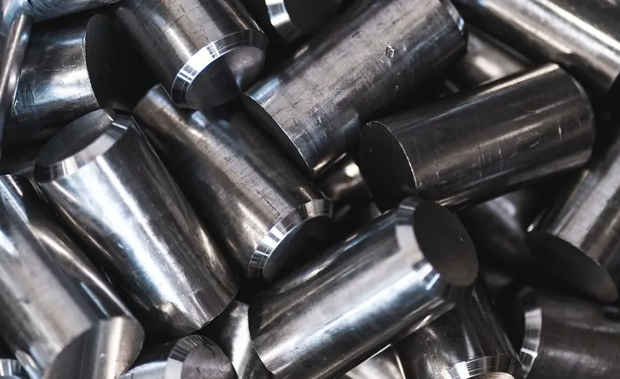 Gestapelte zylindrische Metallrohlinge in Nahaufnahme