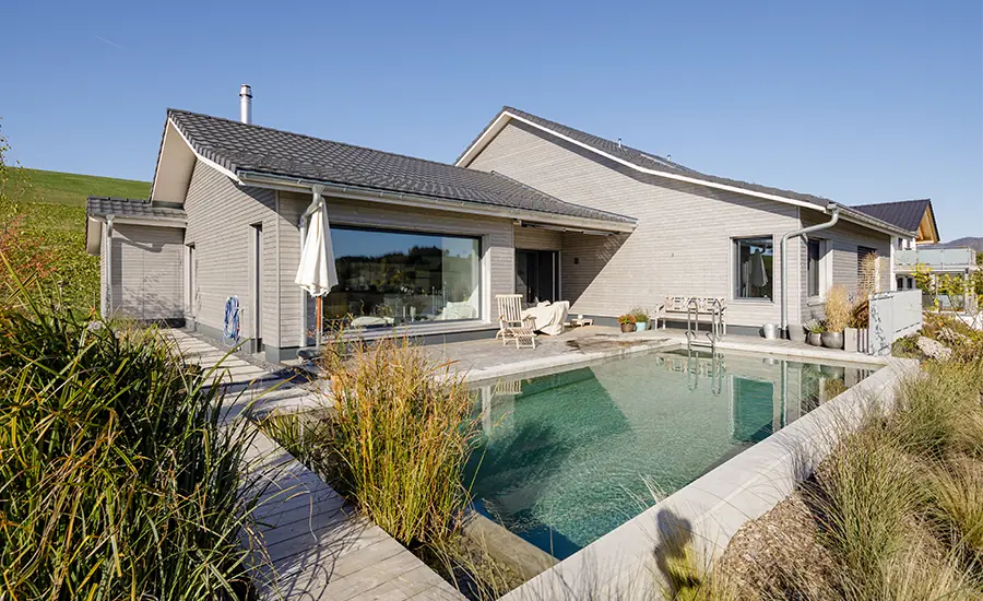 Außenansicht eines Einfamilienhauses mit Pool und moderner Architektur