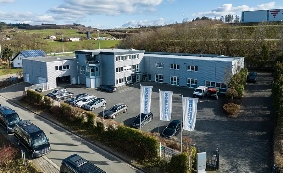 uftaufnahme eines Unternehmensstandorts mit Bürogebäuden und Parkplatz