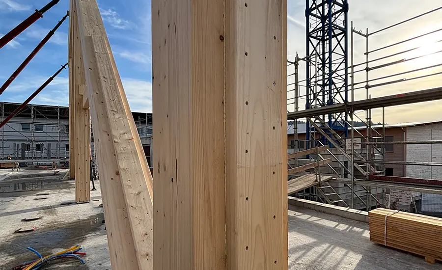 Detailansicht von tragenden Holzelementen auf einer Baustelle