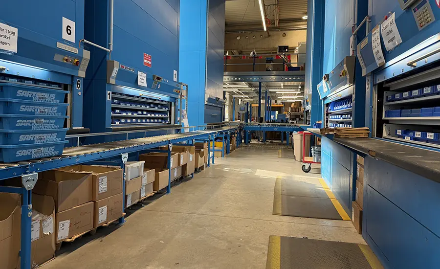 Aufgeräumte Industriefläche mit Maschinen, Werkbänken und Laufwegen