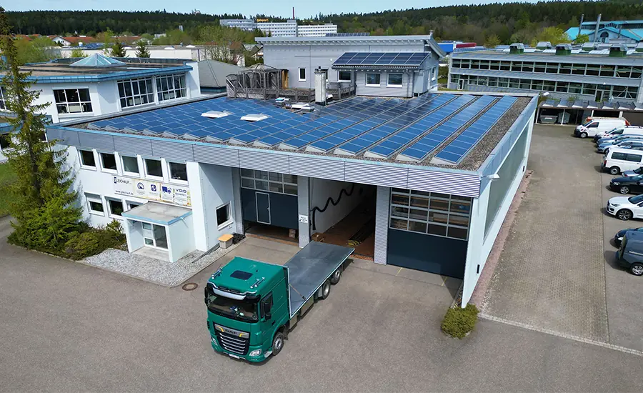 Industriehalle mit Fördertechnik und Regalsystemen