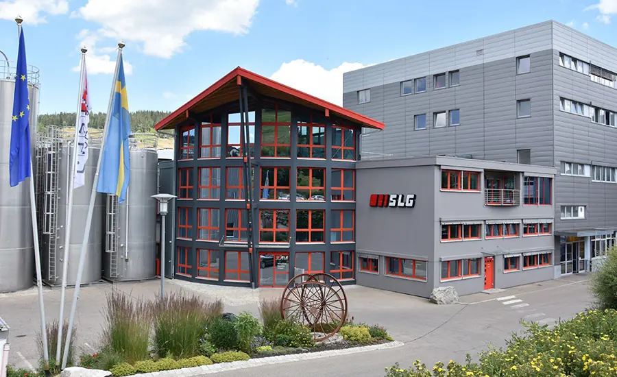 Produktionshalle mit Spritzgussmaschinen in Betrieb