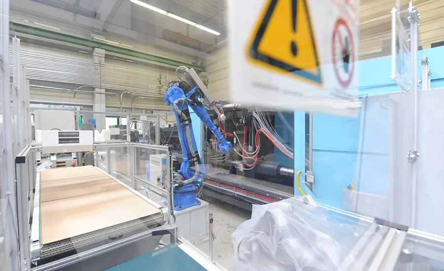 Großflächige Industriehalle mit mehreren Produktionsmaschinen