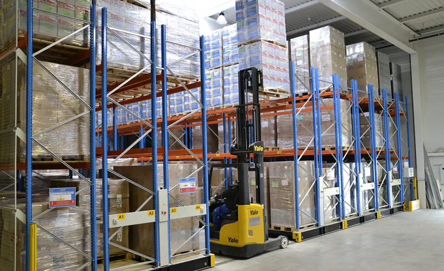 Automatisierte Fertigungsanlage mit Robotik