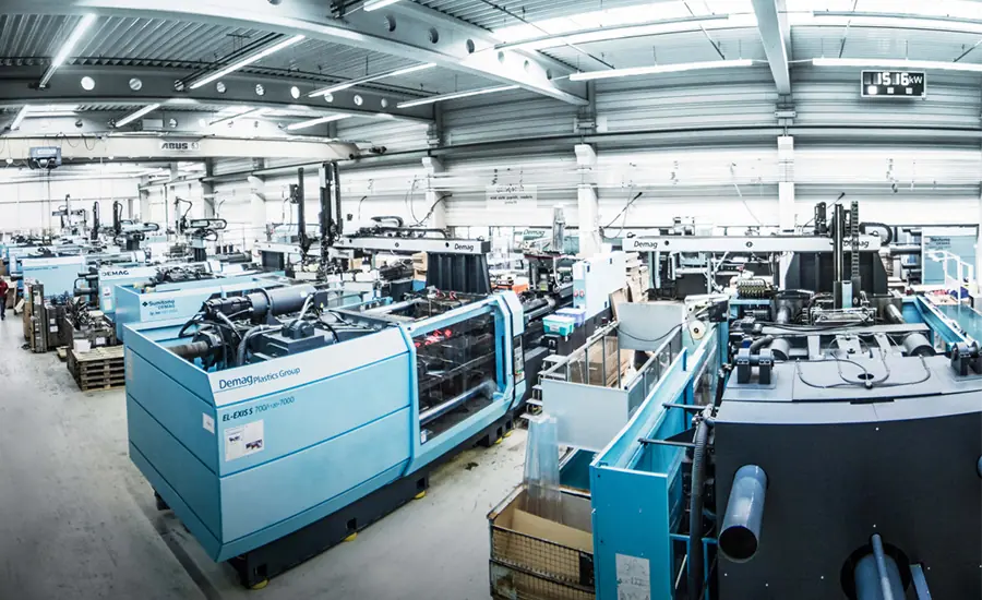 Lager- und Produktionsbereich mit Paletten und Regalsystemen