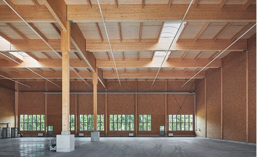 Große Industriehalle mit moderner Holztragkonstruktion und freier Produktionsfläche