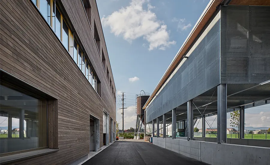 Industriegebäude mit moderner Fassade und Fahrweg zwischen Baukörpern