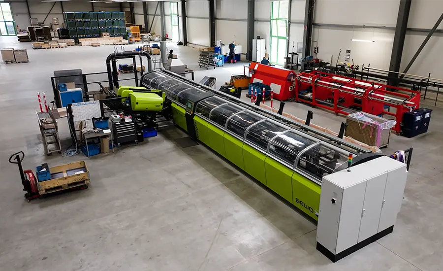 Automatisierte Produktionsanlage zur Rohr- und Profilbearbeitung in moderner Industriehalle