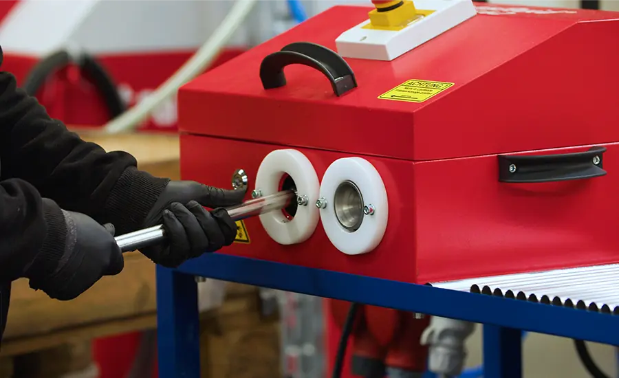 Industrielle Rohrbearbeitung mit automatischer Maschine beim Einziehen eines Metallrohres