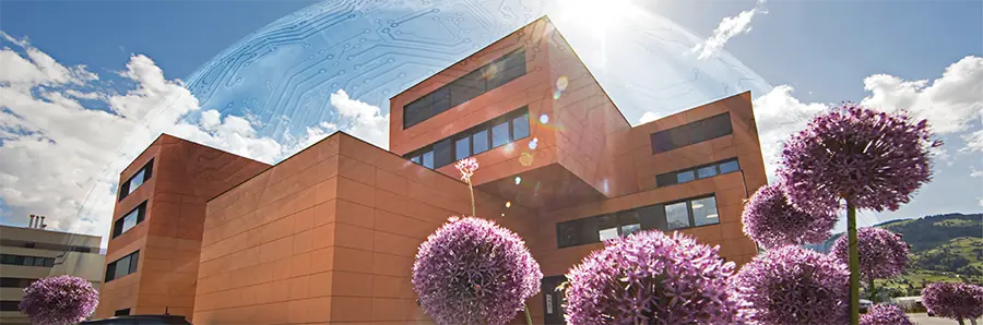 Modernes Verwaltungs- und Bürogebäude mit hochwertiger Metallfassade in naturnaher Umgebung