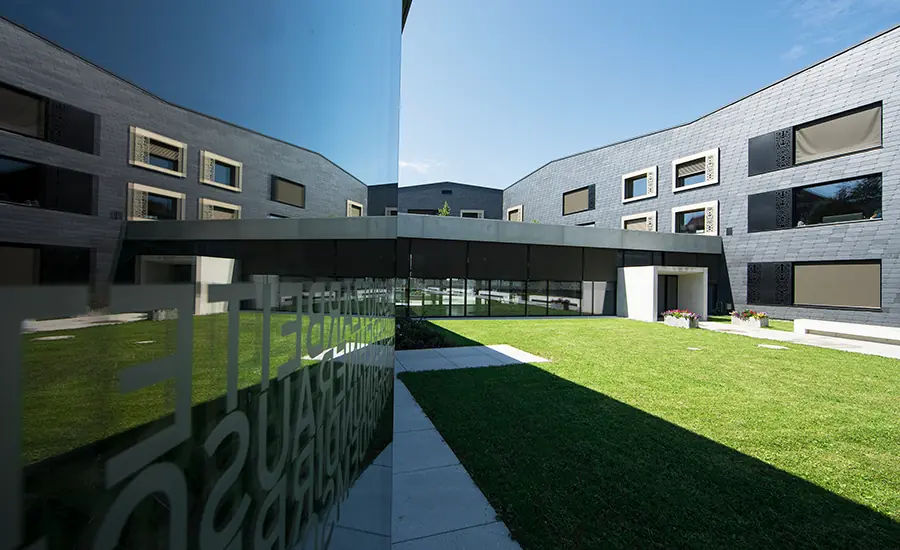 Innenhof eines modernen Gebäudekomplexes mit hochwertiger Fassadengestaltung