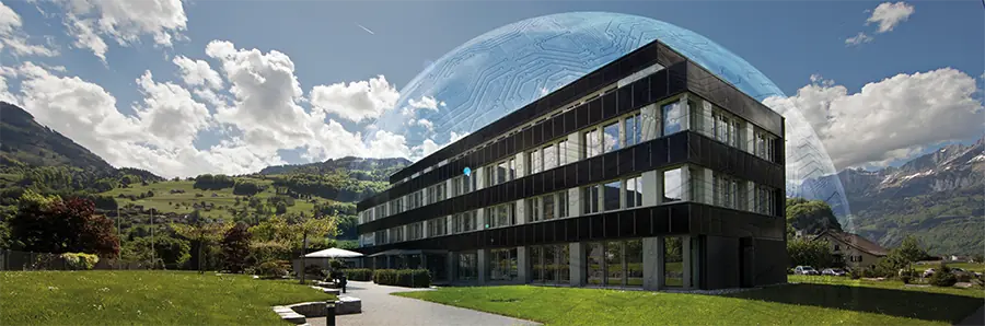 Zeitgemäßes Bürogebäude mit innovativer Gebäudehülle vor Alpenpanorama