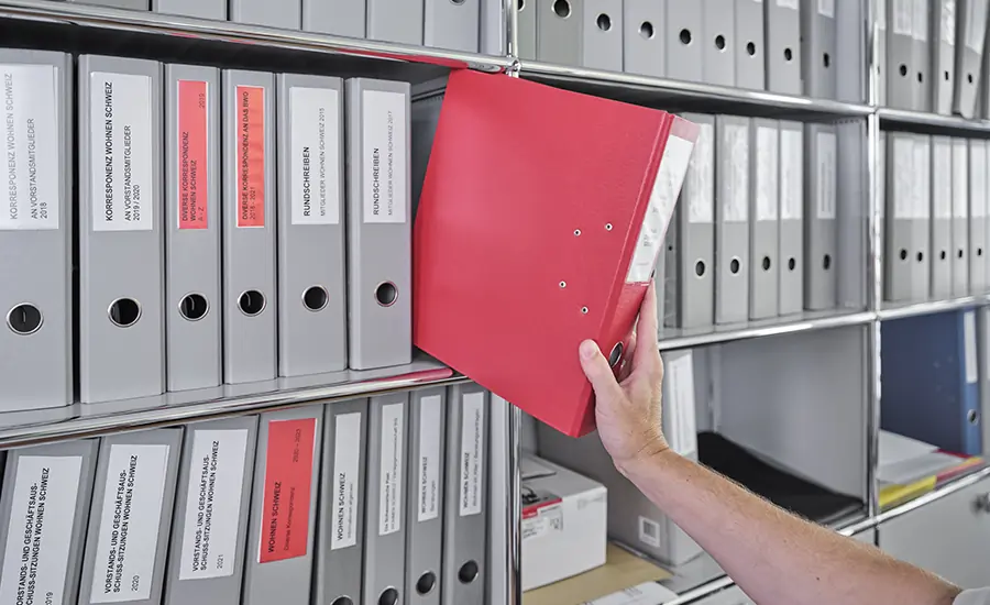 Gefülltes Aktenregal mit Ordnern in einem Büroarchiv
